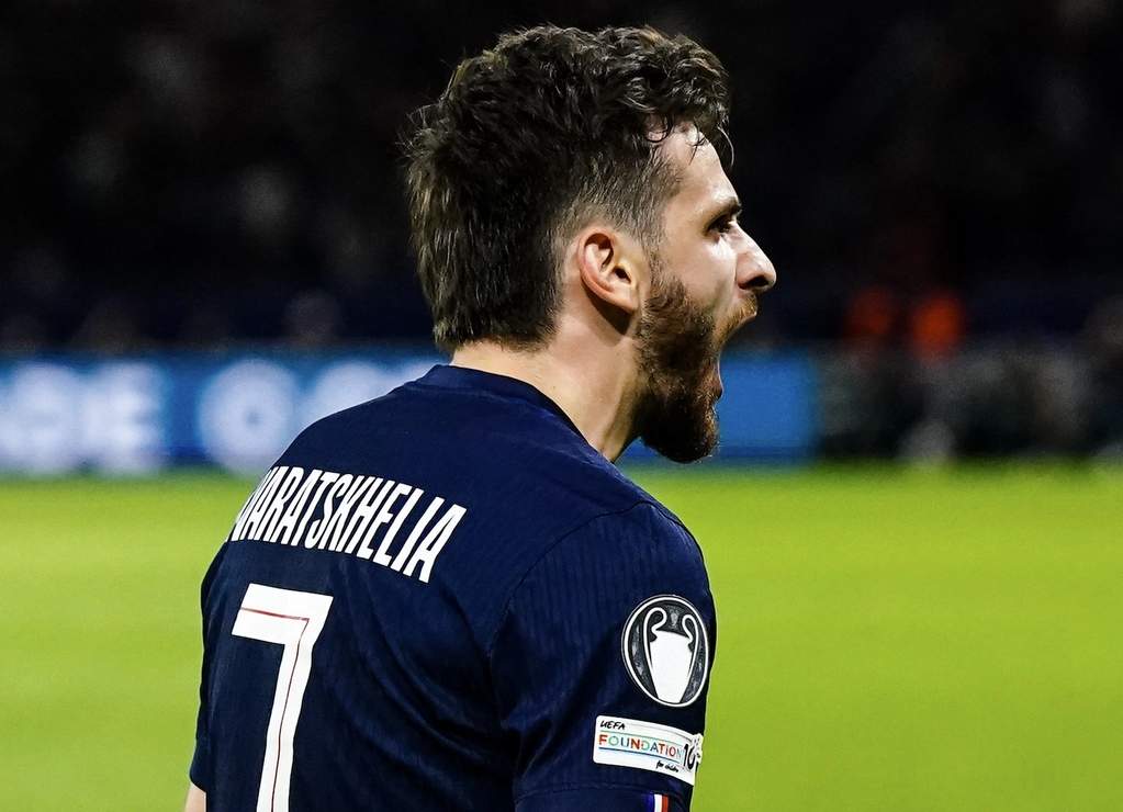 Khvicha Kvaratskhelia jugador del PSG antes de la final de la Champions League contra Arsenal
