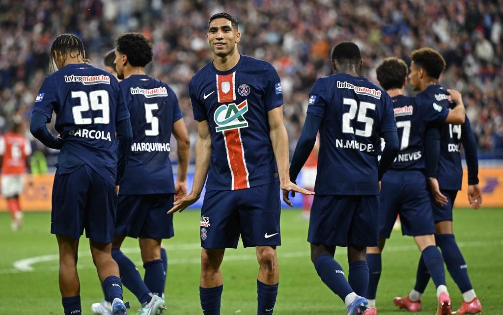 Ousmane Dembelé y Achraf Hakimi entrenando sonrientes con el PSG antes de medir al Arsenal