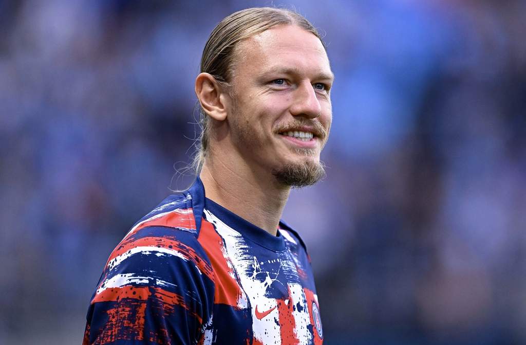 Matvey Safonov y David Raya guardametas de PSG y Arsenal en análisis comparativo